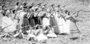 Las Soldaderas, con pistolas