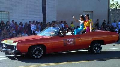 Lincoln Club of Orange County Lowrider at the Fiestas Patrias Parade