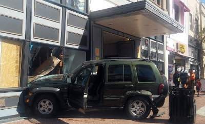 Car crashes into building at 4th and Sycamore