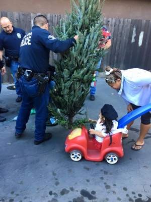 The SAPD gets a Chrismtas tree for Milagros