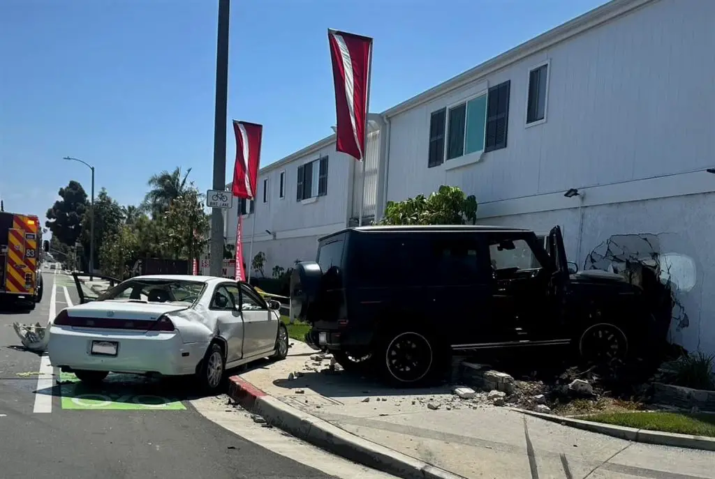 A vehicle crashed into an apartment building after a collision in Costa